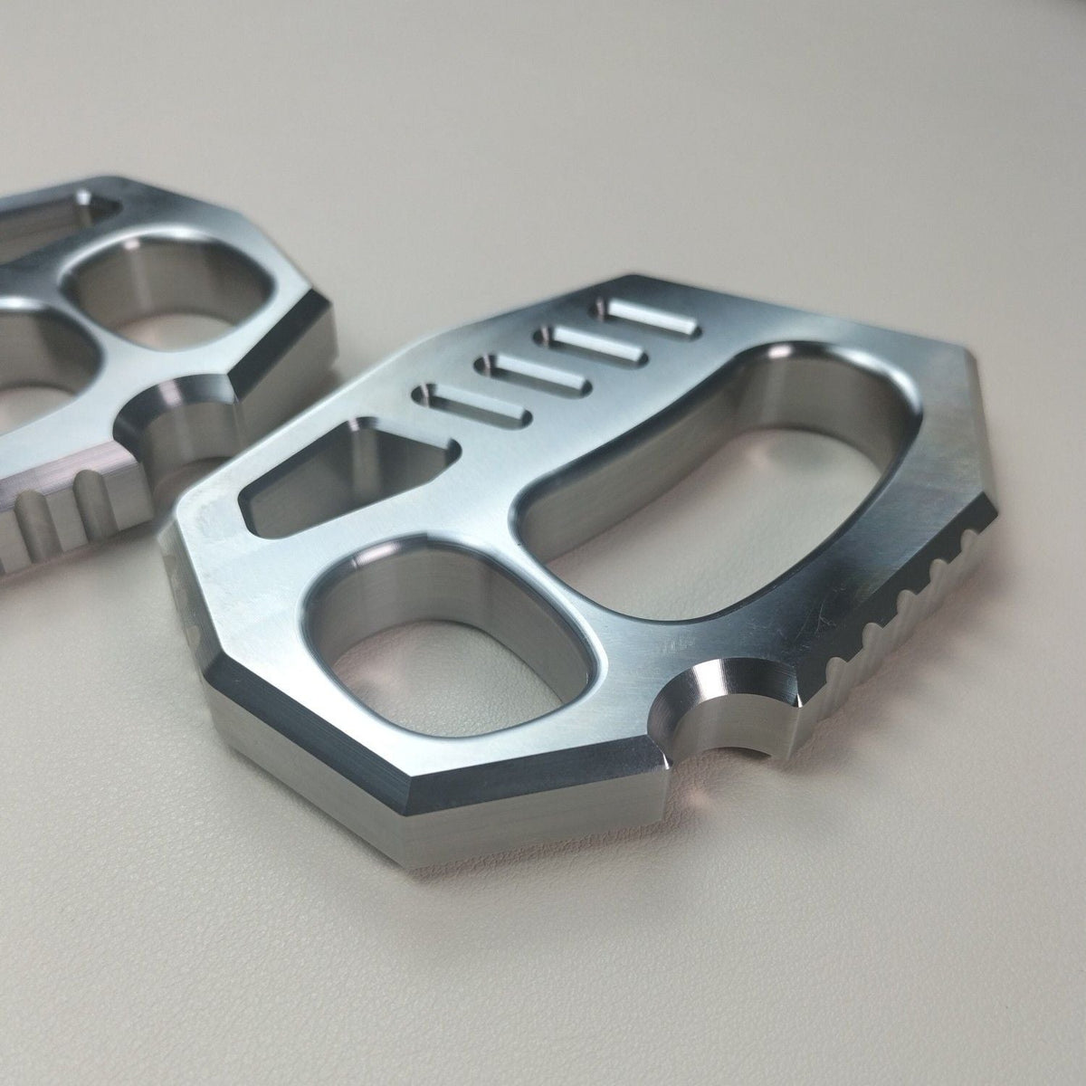 304 Steel Finger Knuckle Duster Buckle Self-Defense Window Breaker EDC